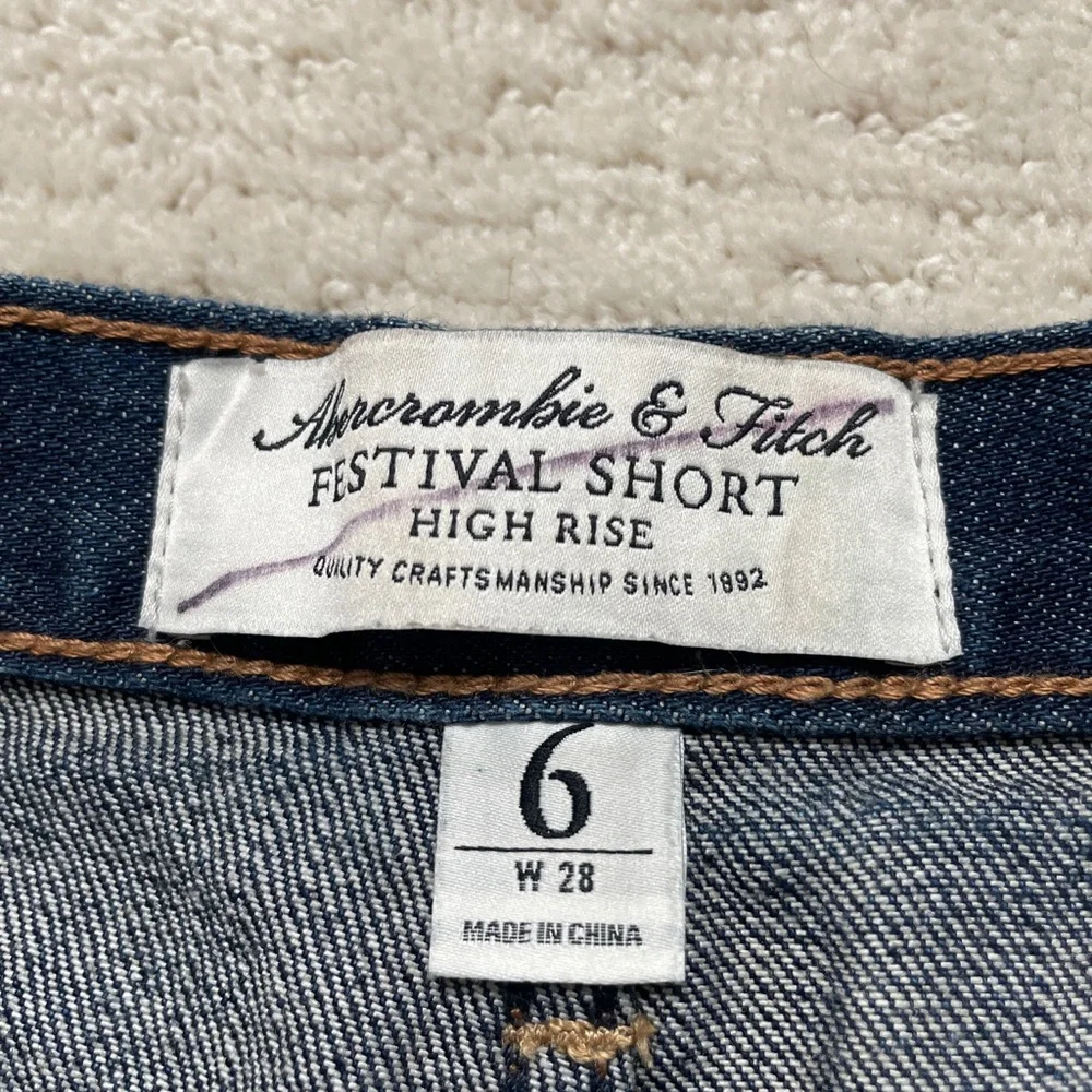 Abercrombie & Fitch Distressed Button-Fly Denim Shorts Medium Wash Frayed Size 6 - Picture 12 of 17